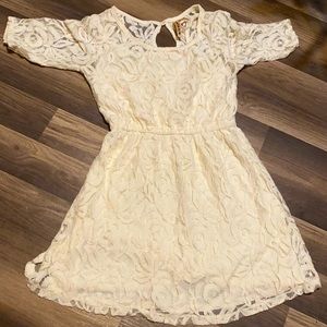 Eyeshadow lace dress